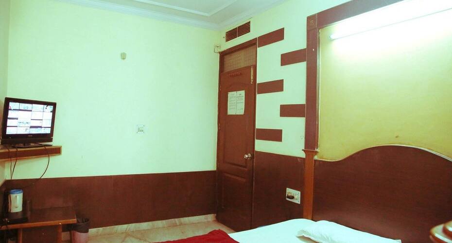 TG Stays Main Bazzar A, New Delhi 5